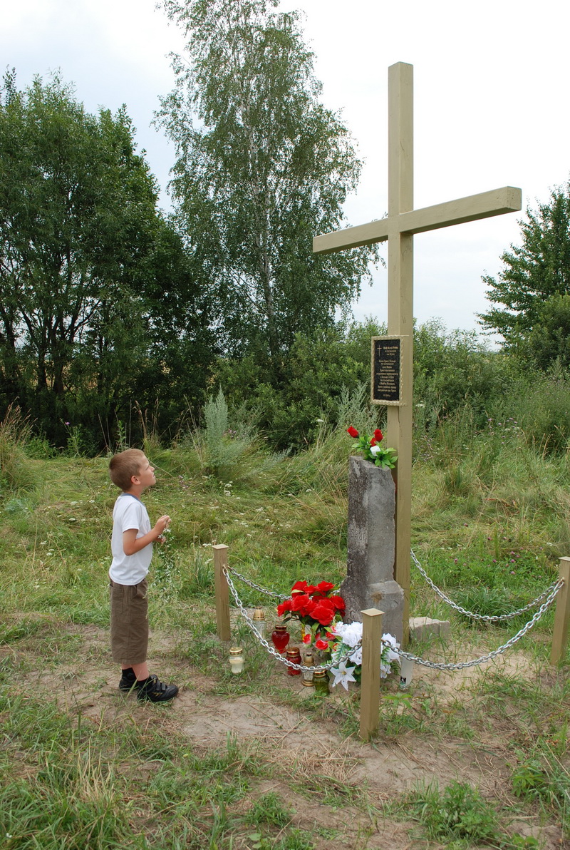 4. Dawid Horoszkiewicz czyta napis na tablicy.