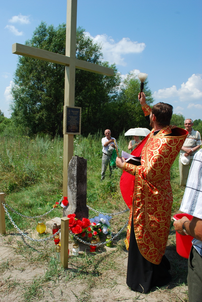 6. Krzyż poświęcił o. Andrij Krawczuk z Wyrki.