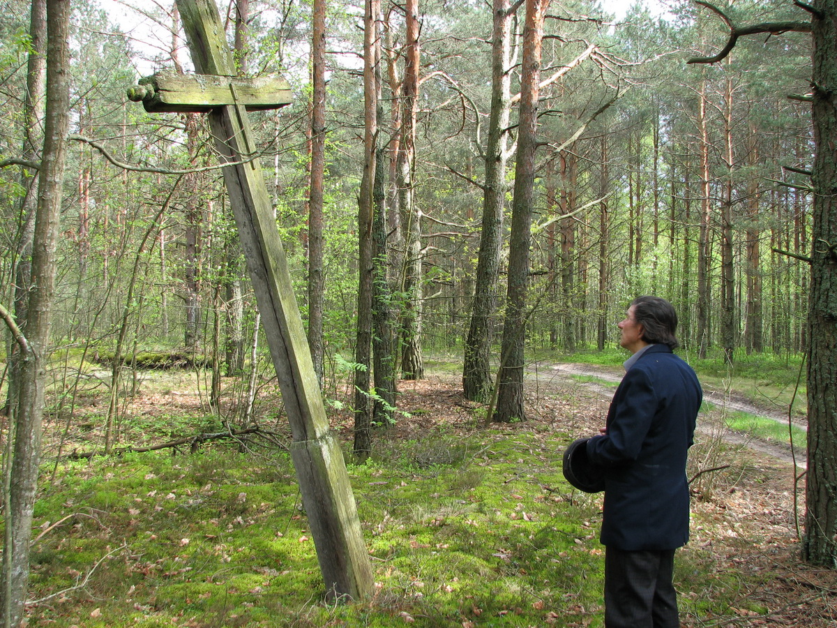 2. Мій тато Щепан молиться біля придорожнього хреста, поставленого в 1943 р. в Омелянці. Фото зроблено у 2008 р.