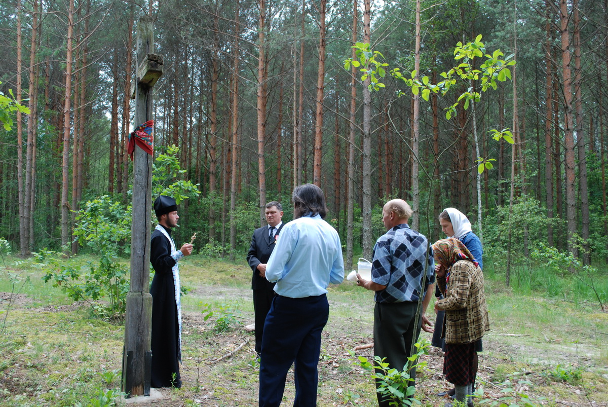 6. Хрест освятив отець Микола Галуга з Гути Степанської.