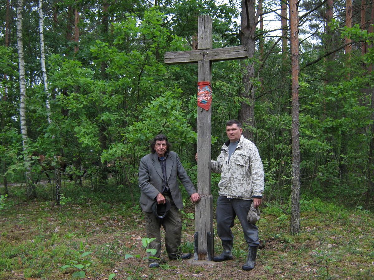 8. Я та мій тато Щепан біля хреста в Омелянці у 2010 р.