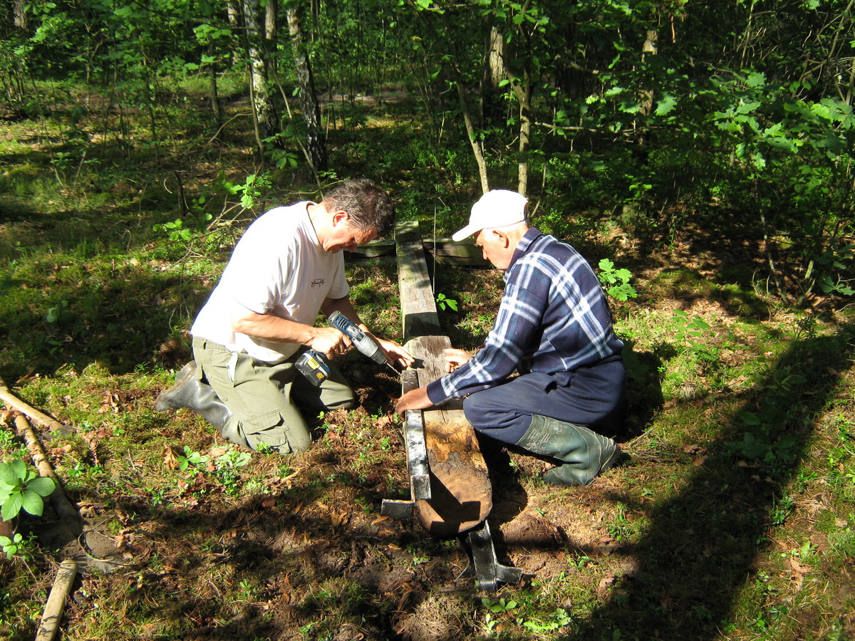 5. W pracach przy krzyżu pomagał nawet pastor Piotr Jurczuk z Huty.