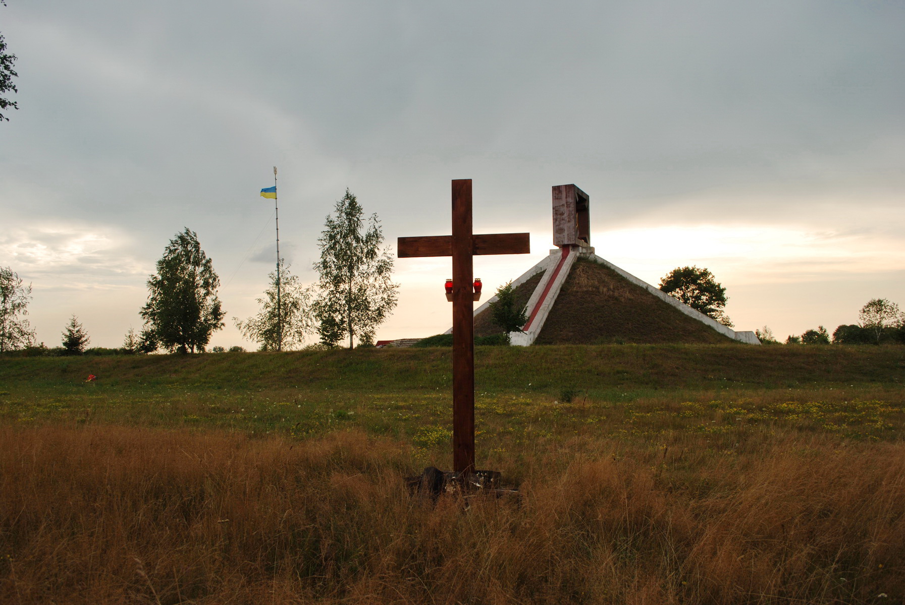 1. Krzyż w Hutwinie, postawiony na ziemi Lazarczuków. Pana Bogdana Lazarczuka proszę o opiekę nad nim.