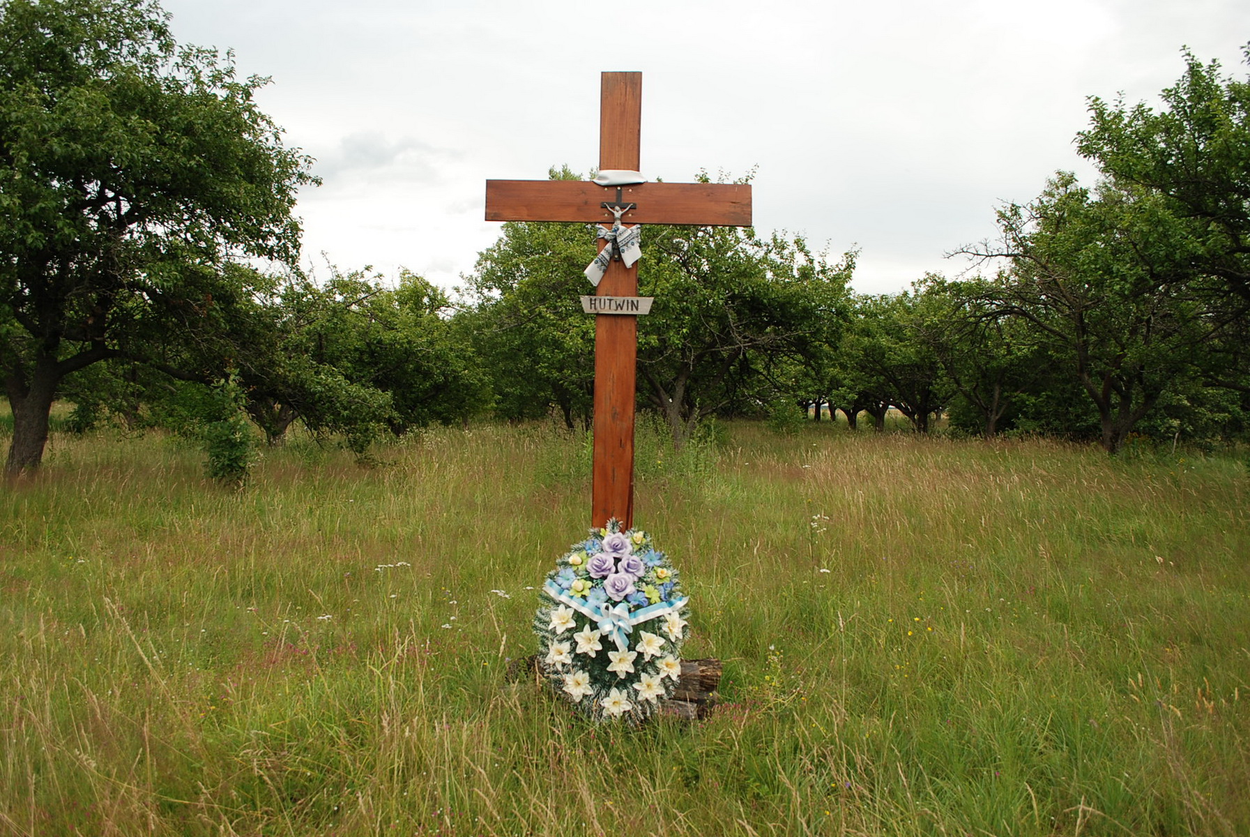 2. Krzyż w Hutwinie, postawiony na ziemi Lazarczuków. Pana Bogdana Lazarczuka proszę o opiekę nad nim.