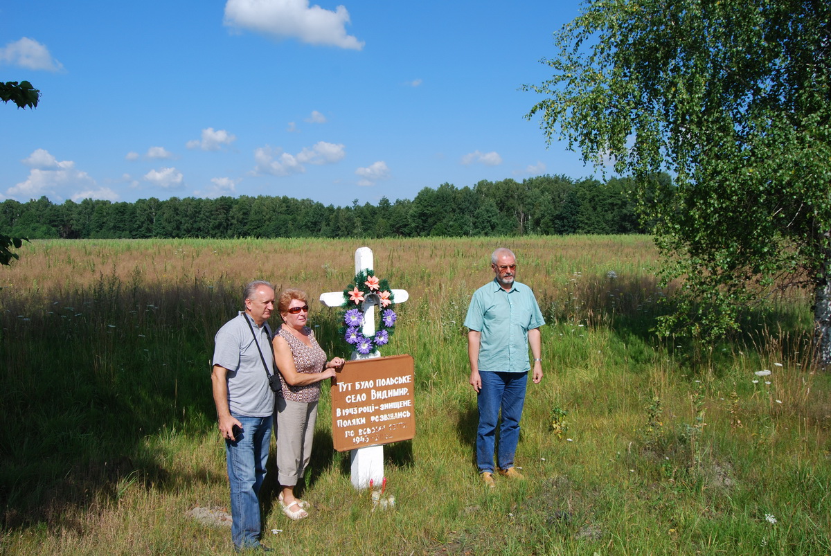3. Паломники з Польщі біля хреста. Десь тут поблизу була школа.