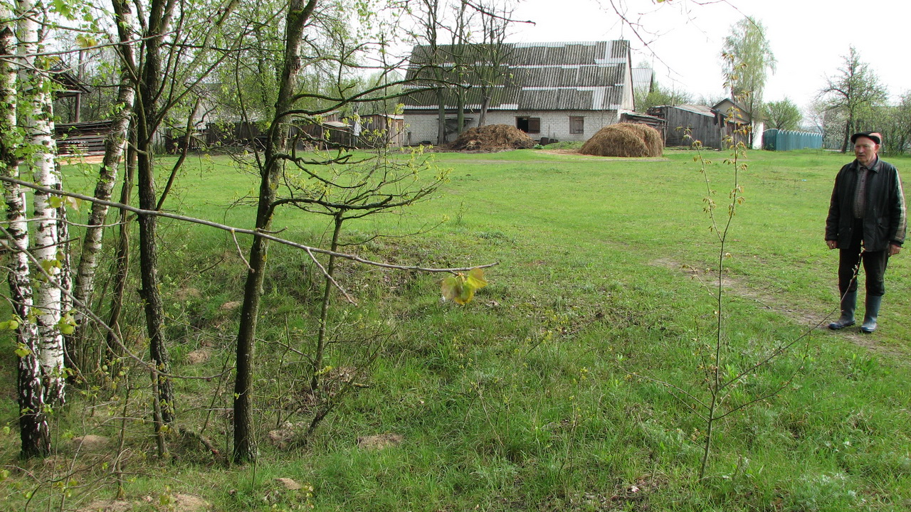 2. Пастор п’ятидесятників Петро Юрчук, нині покійний, показує місце поховання поляків. 