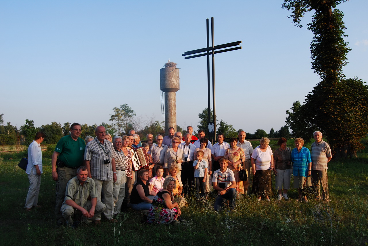 5. Учасники VII паломництва біля хреста в Казимирці. 2011 р.