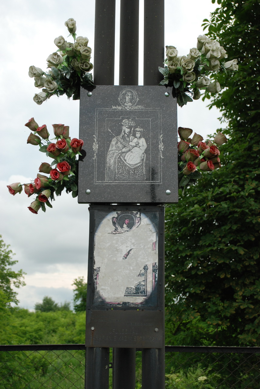 4. Nowy obraz umieszczono na krzyżu nad starym i zniszczonym wizerunkiem.