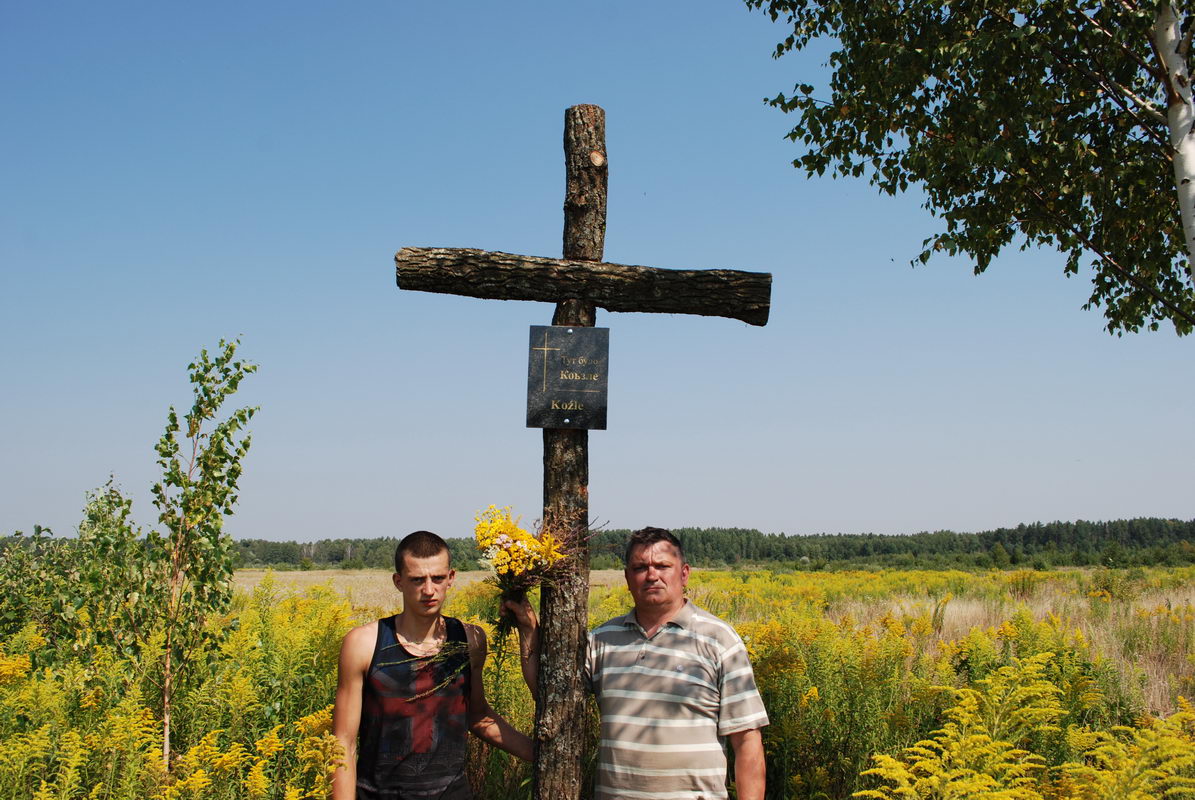 5. Біля хреста. У руках я тримаю польові квіти, які згодом подарував Хелені Мрозінській.
