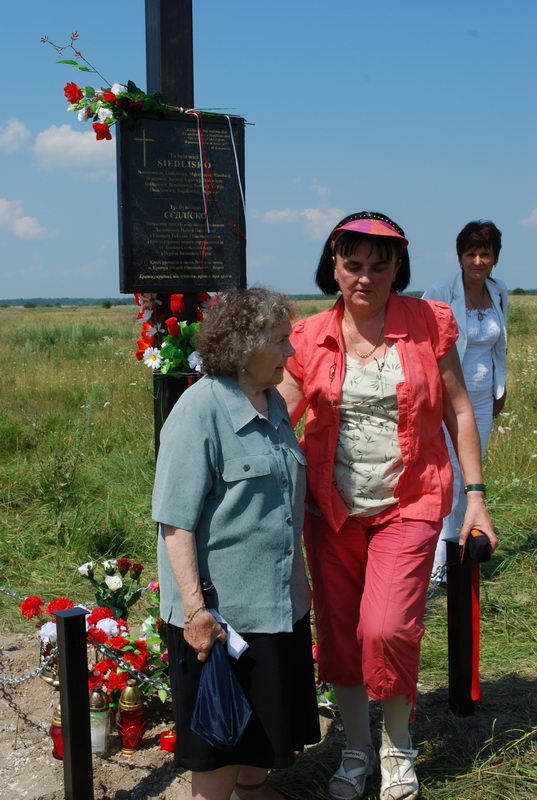 3. Біля хреста – Владислава Онуховська (1925 р. н.) і Елеонора Фокшан.