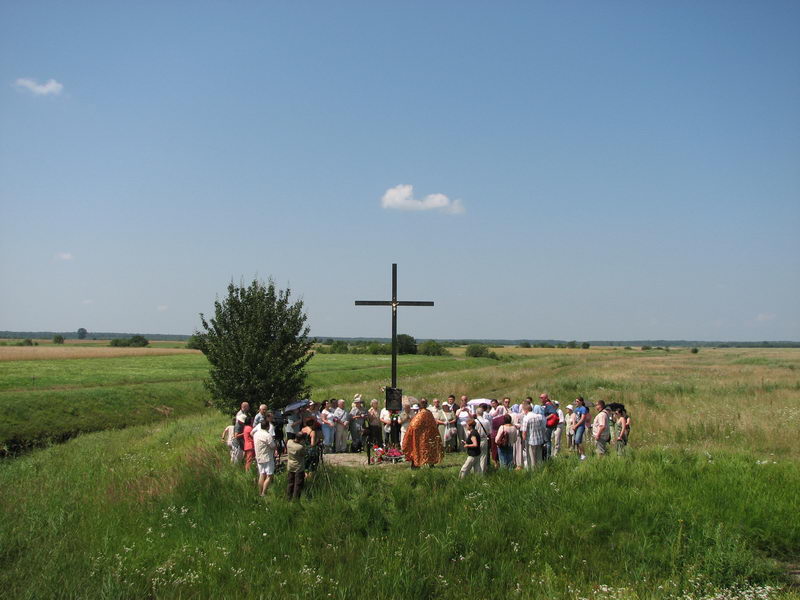 5. 17 липня 2010 р. хрест урочисто освятив отець Андрій Кравчук.