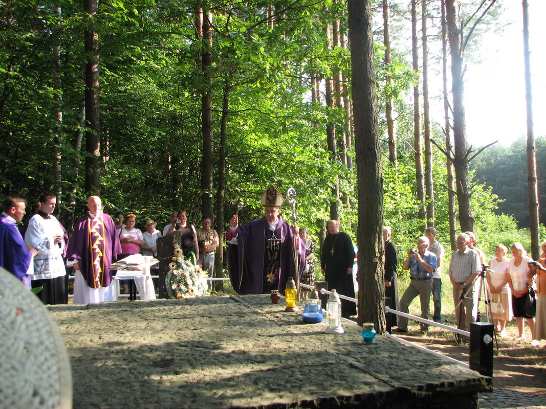 8. Освячення хреста-пам’ятника в Яновій Долині.