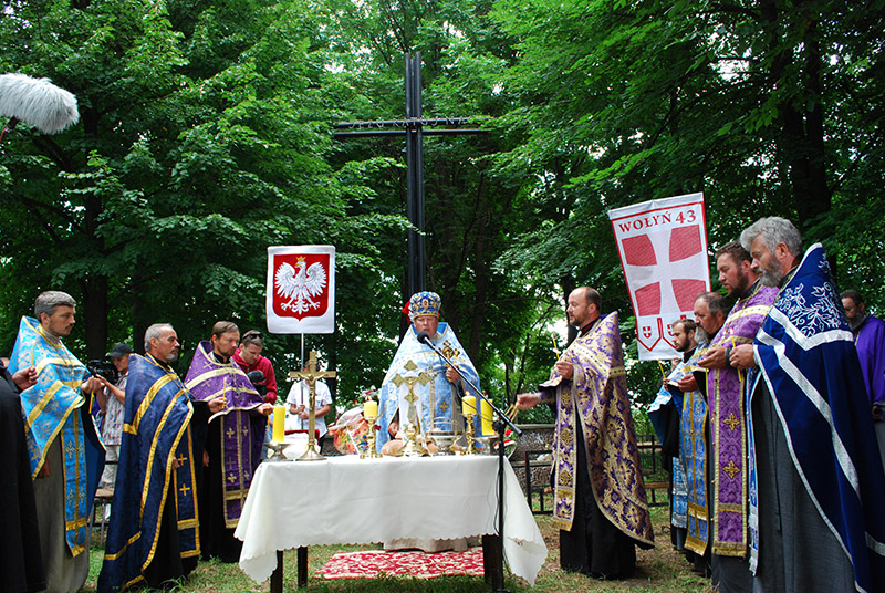 9. Сарненський благочинний Олександр Кокора відправляє панахиду.