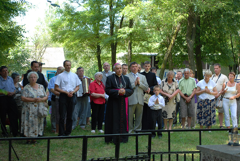 4. Na cmentarzu za zmarłych modlił się ks. bp Marcjan Trofimiak, ordynariusz łucki. 18 lipca 2010 r.