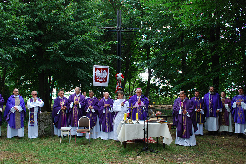 6. Rocznicowa msza święta w lipcu 2013 r. Ks. bp Stanisław Szyrokoradiuk z kapłanami.