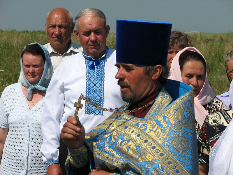3. Хрест урочисто освятив отець Володимир Галуха. 18 липня 2009 р.