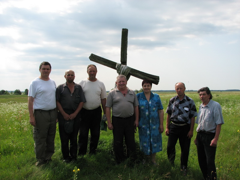 8.  молитвою під старим хрестом