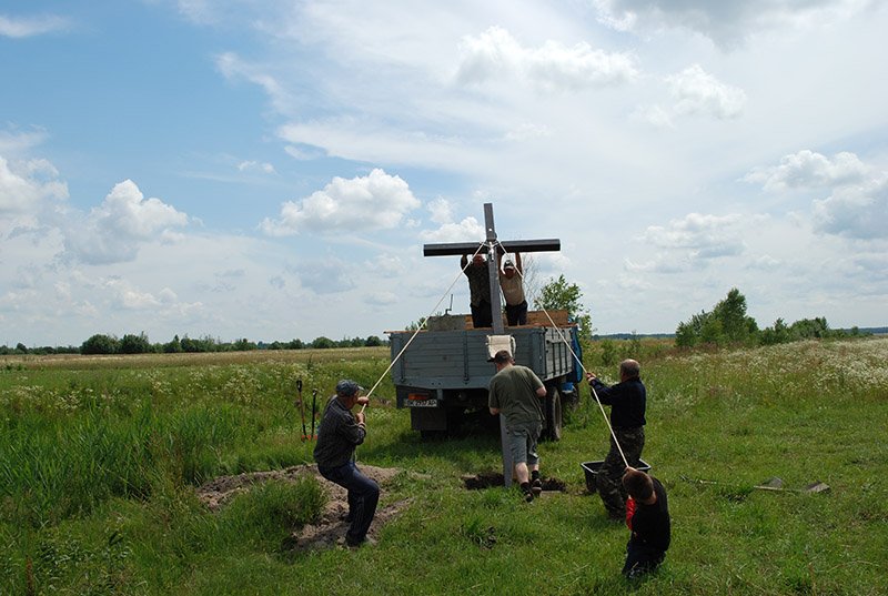 2. Podnosimy krzyż.
