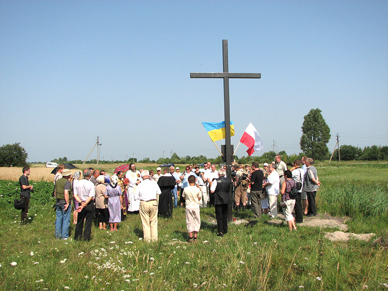 6. Poświęcenia krzyża w Kamionce Nowej dokonali w 2011 r. ks. Witold Józef Kowalów z Ostroga oraz o. Stepan Szomonka ze Stepania, który wygłosił piękne kazanie.