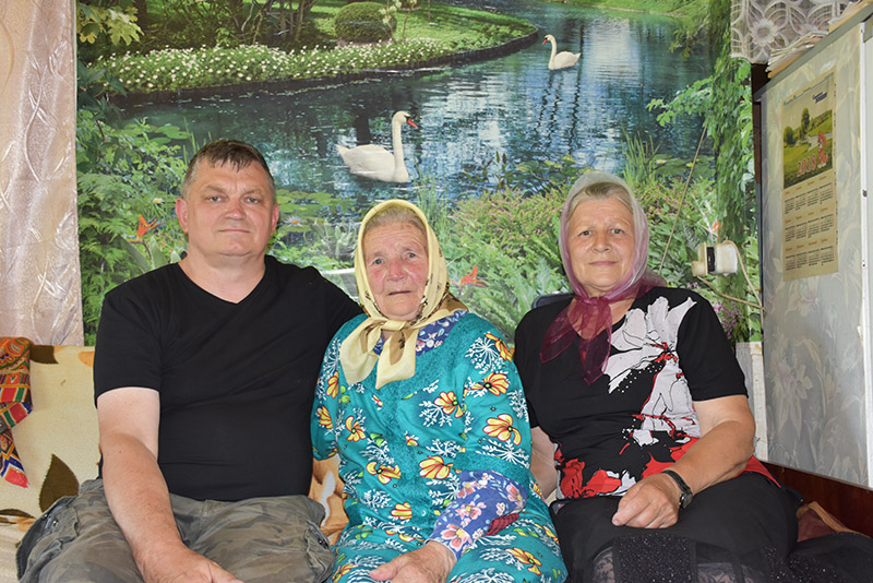 8. Janusz Horoszkiewicz, Luba c. Nikifora Żuczeni i jego wnuczka Maria.