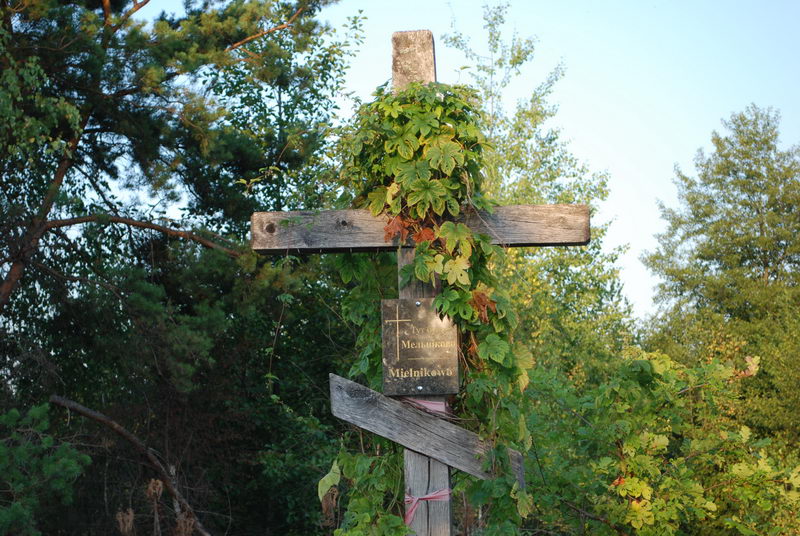 6. Nie było potrzeby stawiać nowego krzyża. Razem z mieszkańcem Majdanu, który stawiał ten prawosławny krzyż w Mielnikowie, przybiliśmy tabliczkę. Ten dobry człowiek powiedział wtedy, że będą opiekować się krzyżem.
