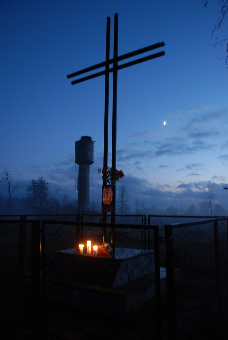 7. Krzyż na miejscu kościoła w Kazimierce.