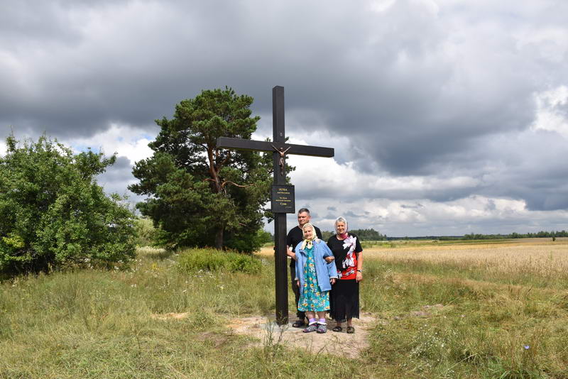12. Kolonia Sunia. Nowy krzyż na miejscu starego.