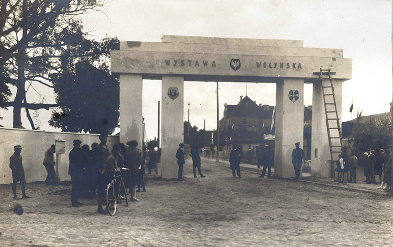 1. Brama Główna, przy wejściu na Wystawę