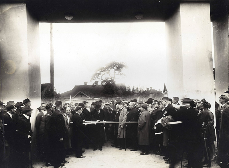 6. Otwarcie Wystawy. Przecięcie wstęgi w bramie Wystawy przez Ministra Rolnictwa p. Niezabytowskiego