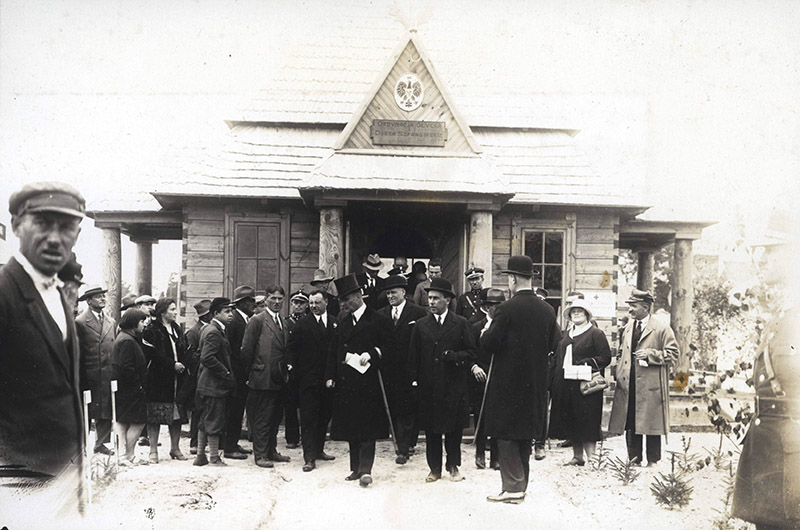 7. Pan Minister, oprowadzany po Wystawie przez Wojewodę Woł. p. Józewskiego i Prezesa Komitetu Wystawy Wice-Wojewodę p. Gintowta-Dziewałtowskiego, opuszcza Pawilon Ordynacji Ołyckiej