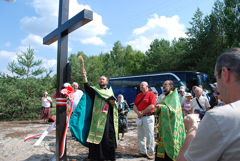 5. Krzyż przy udziale pielgrzymów w 2013 r. uroczyście poświęcili ks. Kazimierz Brzozowski, o. Stepan Szomonka i o. Wasyl Lazarczuk.