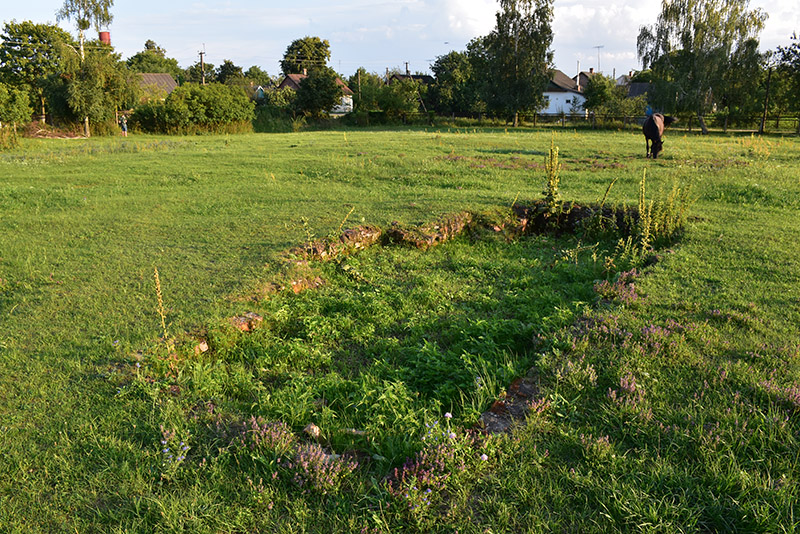 2. Сліди могил.