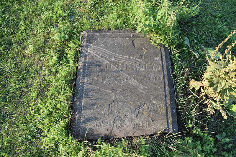 3. До цього дня збереглися лише поодинокі надгробки, написи на яких майже неможливо розібрати.