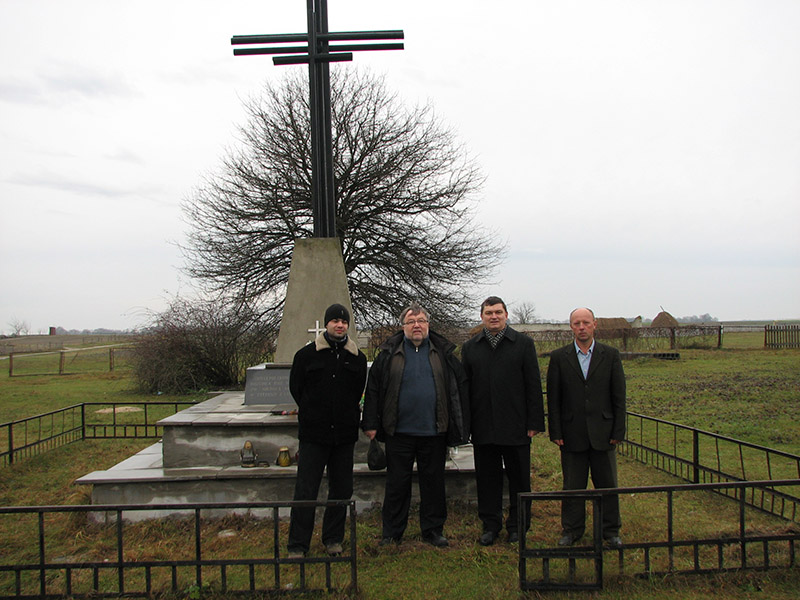 9. Біля хреста стоять (зліва направо) Гжегож Наумович, Мацей Войцеховський, Януш Горошкевич і Віктор Крот.
