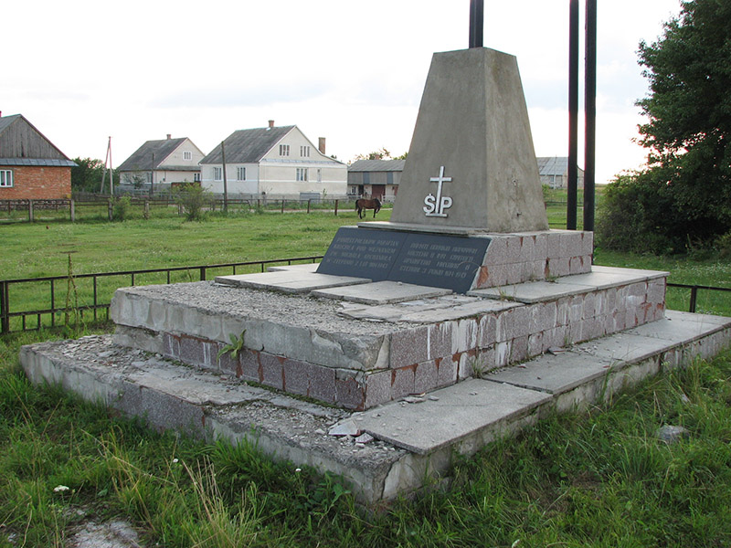 6. Pomnik jest bardzo zniszczony z powodu złego wykonania (zdjęcie zrobiono w 2010 r.).