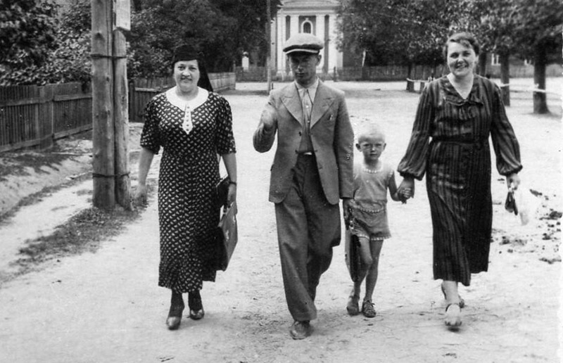 11. Władysław Dachowski z żoną i synem Piotrem wraca z kościoła w Stepaniu.