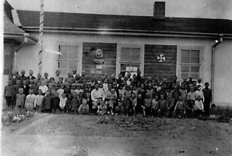 1. Przy szkole w Koszyszczach, 1935 r.