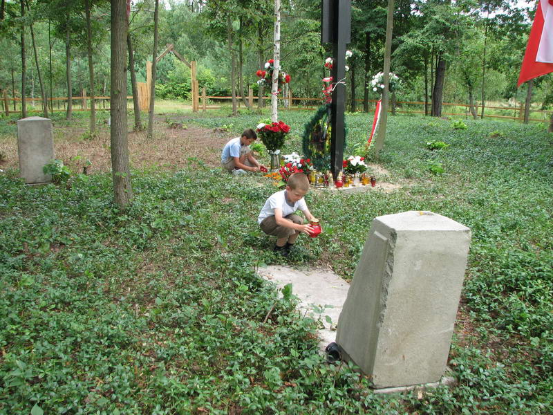 4. Dawid i Oskar Horoszkiewicz na cmentarzu w 2010 r.