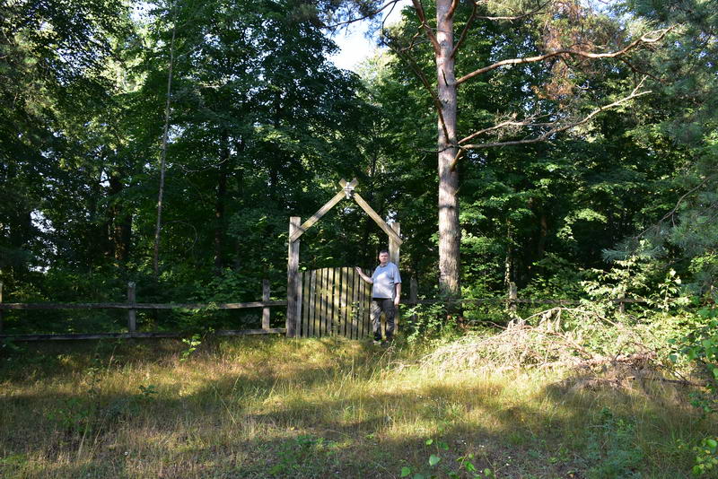 12. Przy bramie na cmentarz w lipcu 2018 r.