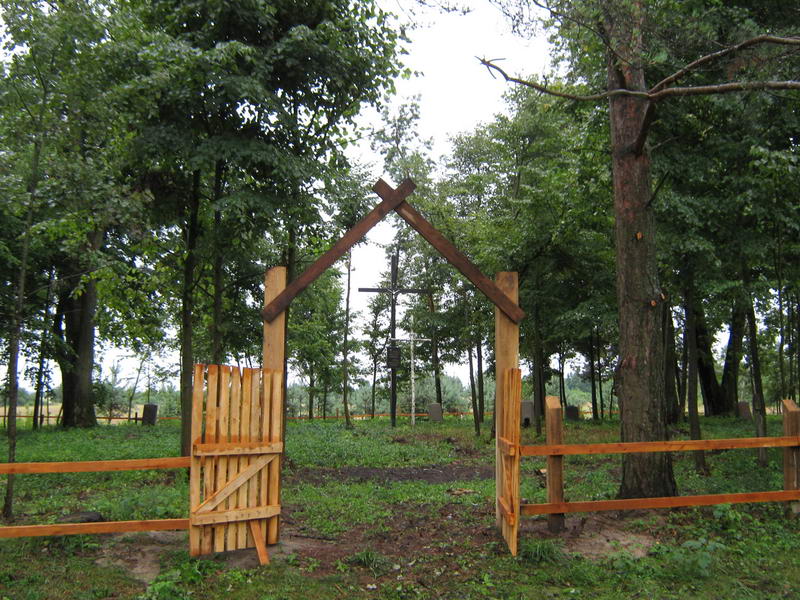 1. Brama na cmentarz w 2010 r.