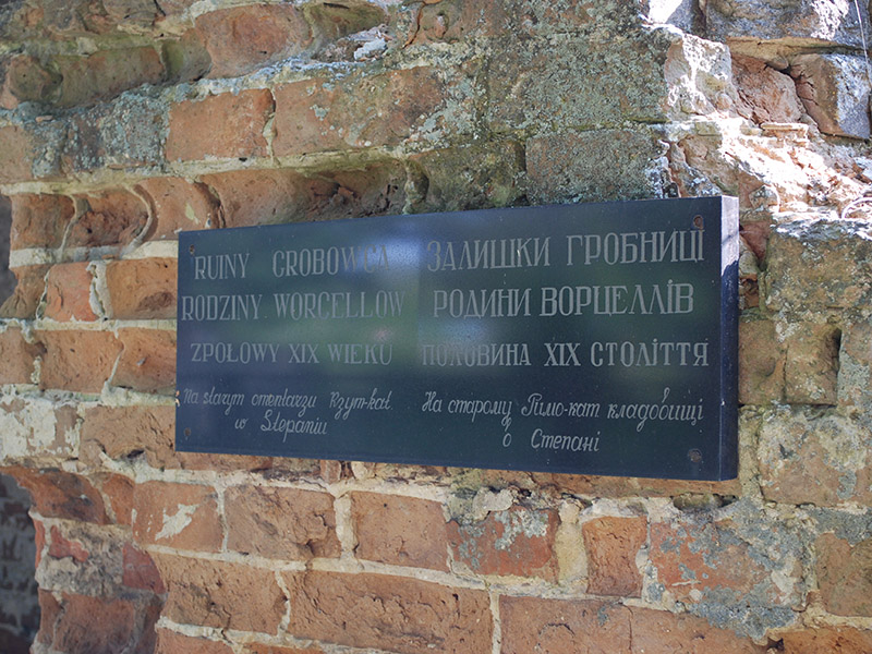 6. Пам’ятна дошка на гробниці графів Ворцелів.