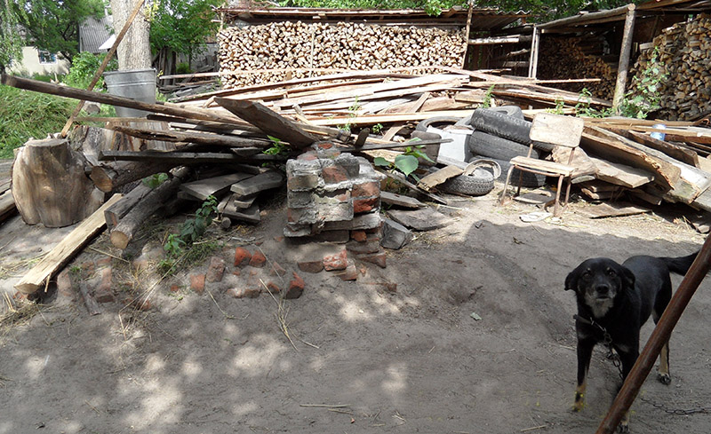 7. Господарство на території цвинтаря. Залишки склепу.