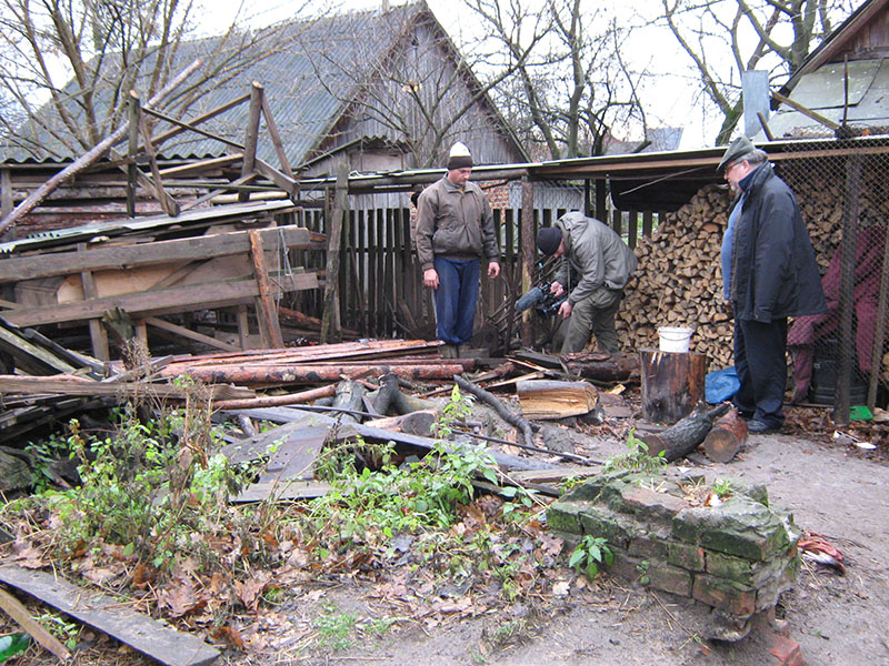 8. Господарство на території цвинтаря. Залишки склепу.