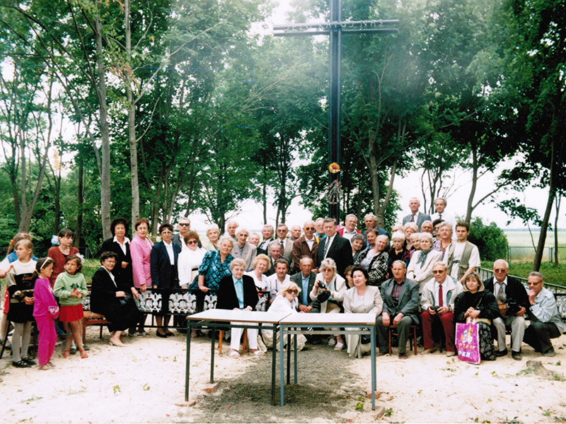 10. Учасники поїздки до Гути Степанської, організованої Чеславом Пьотровським. 1996 р.