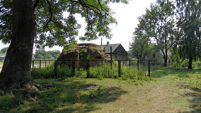 1. Ruiny grobowca hrabiów Worcellów. Domy z tyłu stoją na cmentarzu.