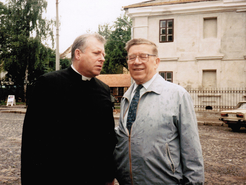 11. Czesław Piotrowski z ks. Ludwikiem Kamilewskim w Łucku. 1996 r.