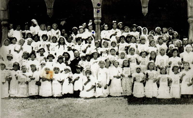 3. Перше Святе Причастя в Гуті Степанській. Червень 1939 р. Знімок надала Стефанія Чеховська.