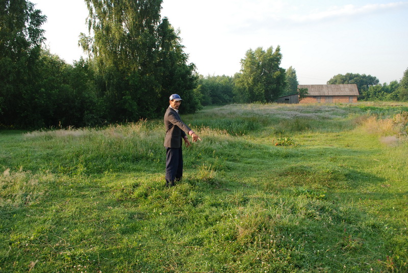 8. Місце поховання Міхала Савіцького біля костелу.