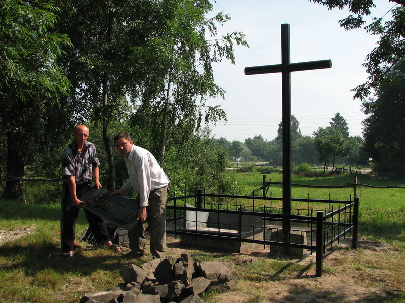 9. Встановлення пам’ятного знаку на місці костелу.