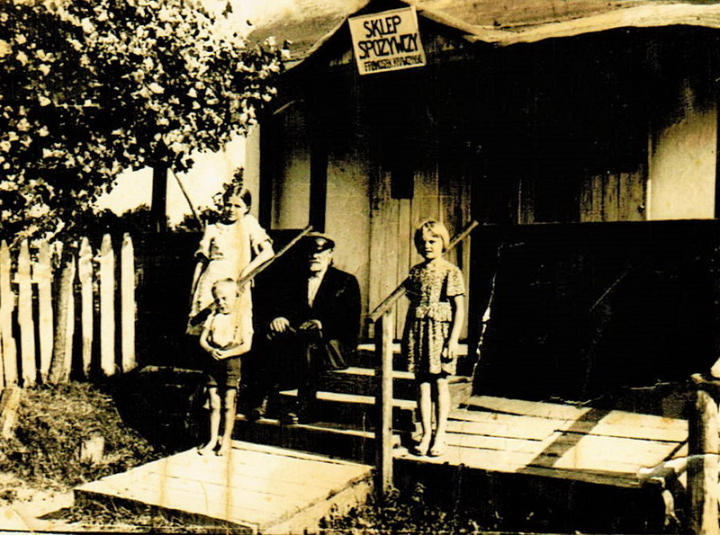 2. Jan Krawczyński z wnukami: Wandą, Czesławem i Ireną. Siedzą przed sklepem dziadka. Czesław i Irena jeszcze żyją.